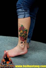 Patrón de tatuaje de calavera de flor roja de pierna
