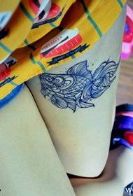 Wykwintny i piękny wzór tatuażu złotych rybek