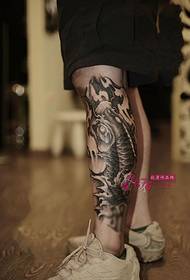 Gambar-gambar tatu kaki hitam dan putih tradisional bunga tatu