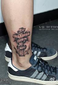 Solemne patró de tatuatge de creu dominant