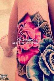 腿色個性玫瑰紋身圖案