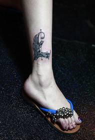 Imaxe creativa da tatuaxe do becerro da letra L