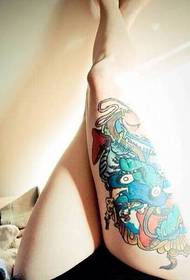 De säger att tatueringen på benet också är en frestelse