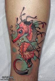 Kojų spalvos jūrų arklio tatuiruotės modelis