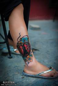 Ključ uzorak tetovaže ženskih nogu u boji