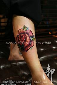 女性腿色的玫瑰紋身圖片