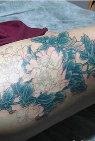 Bela knabino femuro bela freŝa peonio tatuaje bildo