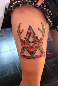 크리 에이 티브 삼각형 사슴 머리 문신 사진