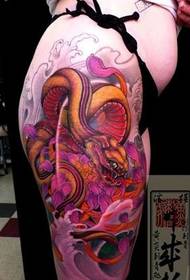 Zijtaille been rode grote python tattoo patroon foto