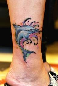 Nilkanvärinen valaan tatuointikuvio