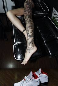Motif de tatouage de dragon dominateur