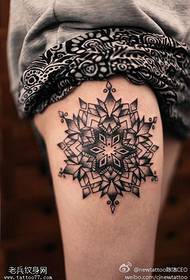 Leg stinging vanity flower snowflake tattoo pattern