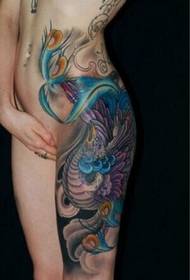Όμορφη εικόνα του τατουάζ phoenix μηρό