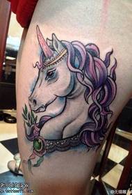 Patrón de tatuaxe de unicornio de personalidade de pernas