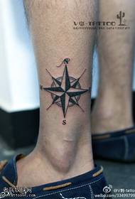 Melns vienmērīgs kompasu tetovējums