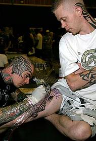 Jeropeeske en Amerikaanske tatoetkunstner pootpersoan foar sêftens