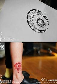 Φωτεινό και όμορφο κόκκινο μοτίβο τατουάζ Brahma στον αστράγαλο