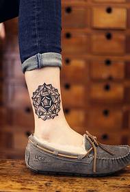 Female leg personality tattoo pattern picture