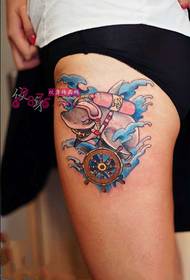 Augšstilba niršanas haizivs radošā tetovējuma attēls