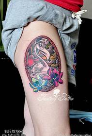 Modello di tatuaggio di loto cigno colorato gambe femminili