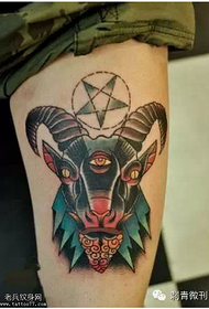 Fotos de tatuaje de oveja negra dominante de tres ojos de pierna