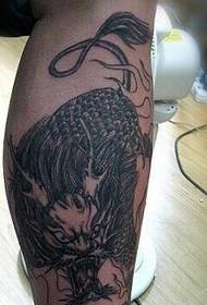 Man's leg dominearjende ienhoorn-tatoet