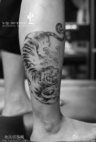Prestižas tigras žemyn tatuiruotės kalnu