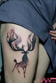 大腿墨水風麋鹿紋身圖片