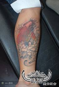 een inktvis-tatoeage op het kalf