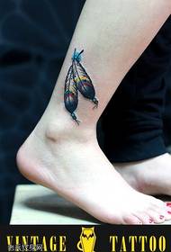 Ličnost nogu, šareni uzorak tetovaže od perja
