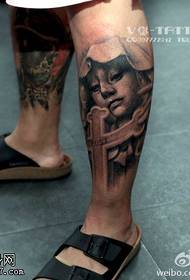 Sveti ozbiljni uzorak križnog tetovaža