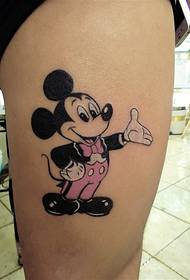 Lindo tatuaje de Mickey en el muslo