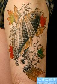 Kalmarų tatuiruotės modelis ant šlaunies