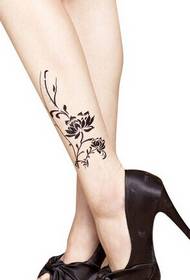 Gadis cantik betis bagian gambar tato bunga anggur yang indah
