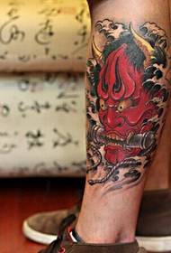 Naka-istilong at atmospheric leg-tulad ng tattoo