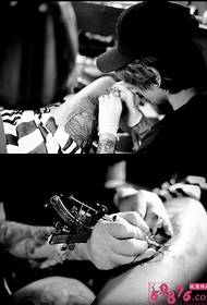 Processus de création d'un tatouage de la jambe d'un artiste tatoueur