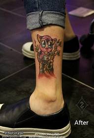Slika nogu crtane tetovaže u boji nogu