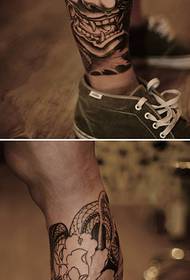 Tradicia figuro de tatuo de peoniaj floroj