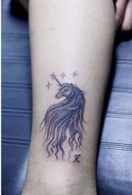 Imagen clásica del tatuaje del unicornio de la pierna