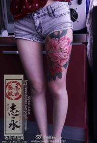 Pragtige en pragtige pioen tatoeëringpatroon op die bene