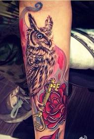 A stylish leg owl rose tattoo pattern picture