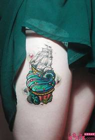創意蛋糕上的帆船大腿紋身圖片