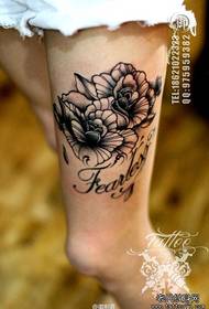 Kvinnelige ben svart grå rose tatoveringsbilde