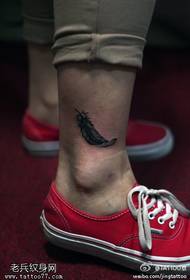 Slender and handsome feather tattoo pattern