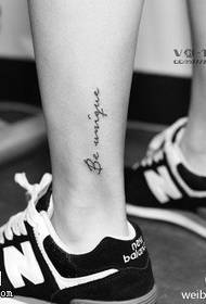 ຮູບແບບ tattoo ອັງກິດທີ່ສວຍງາມແບບຮົ່ມໆ