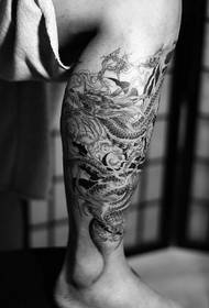 Hermoso tatuaje de dragón chino en la pantorrilla