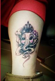 Var redzēt meitenes kājas, mazā ziloņu dieva tetovējuma zīmējumu