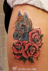 女性腿部彩色马玫瑰花纹身图案