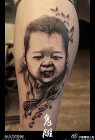 Patrón de tatuaxe de retrato de neno de perna