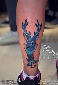 Benfarge antilope tatovering